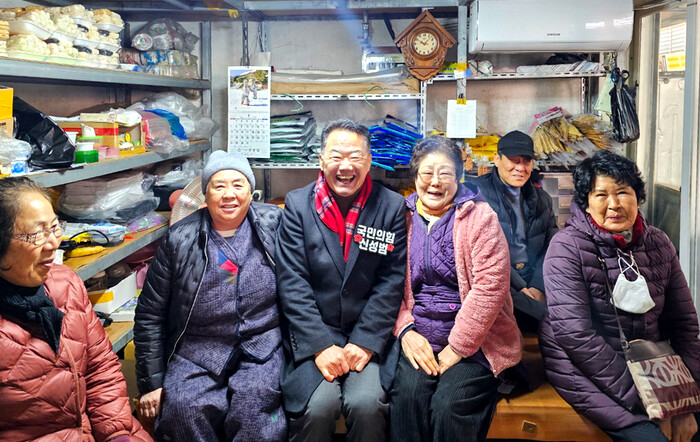 신성범 예비후보가 1일 산청·함양·거창·합천 지역구에 공천 신청을 신청하고, 지역주민과 환담을 나누고있다.(사진=신성범 예비후보 사무소)