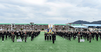 2일 해군 교육사령부 기초군사교육단 연병장에서 해군병 699기 수료식이 거행되고 있다.(사진=교육사령부)