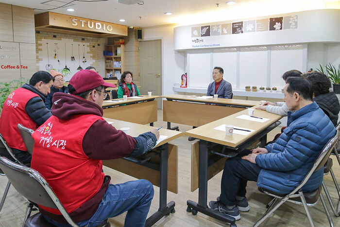 재래시장 상인들과 간담회를 갖고 있는 신성범 후보.(사진=신성범후보 사무소)