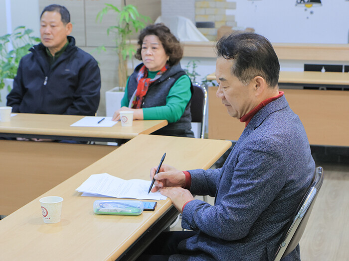 시장상인들의 애로사항을 메모하고 있는 신성범 후보.(사진=신성범 후보 사무소)