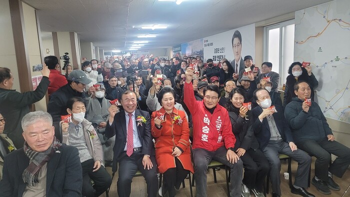 박승호 예비후보와 지지자들이 선거사무실 개소식에서 정과 의리를 상징하는 초코파이 퍼포먼스를 펼치고 있다.(사진=박승호 예비후보)