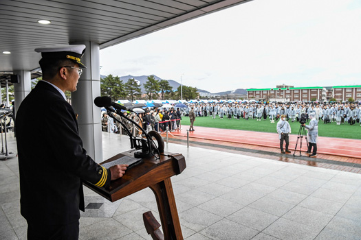 신병교육대대 홍동석 대대장(중령)이 해군병 700기 교육계획을 설명하고 있다.(사진=손정민 중사)