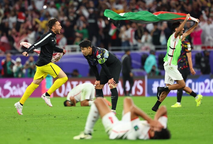 6일(현지시간) 카타르 알라이얀 아흐마드 빈 알리 스타디움 열린 2023 아시아축구연맹(AFC) 아시안컵 4강전 한국과 요르단 경기에서 0-2로 패배한 손흥민이 아쉬워하고 있다.