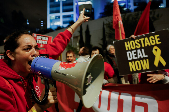 이스라엘 텔아비브에서 지난 1일 인질 가족들이 협상을 촉구하는 시위를 벌이고 있다.(사진=로이터, 연합뉴스)