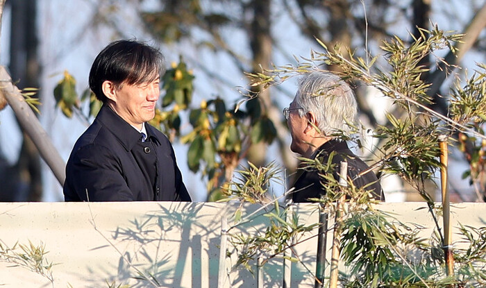 조국 전 장관, 문재인 전 대통령 예방 = 조국 전 법무부(왼쪽) 장관이 설 연휴 마지막 날인 12일 오후 경남 양산시 하북면 평산마을 문재인 전 대통령 사저를 방문해 문 전 대통령과 인사하고 있다.