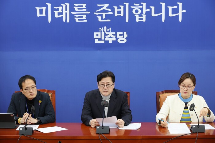 더불어민주당, 설 민심 기자간담회 = 더불어민주당 홍익표 원내대표가 12일 국회에서 열린 설 민심 기자간담회에서 발언을 하고 있다.