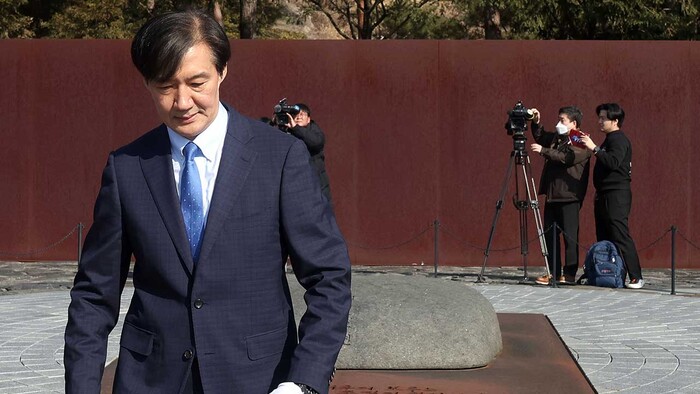 경남 봉하마을의 고 노무현 대통령의 묘를 참배하고 되돌아선 조국 전장관 모습