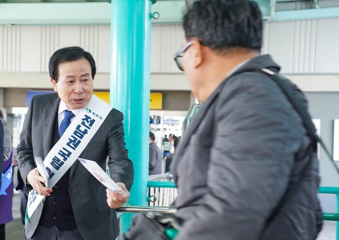 박홍률 목포시장이 설 귀성객을 대상으로 전남 의대유치 홍보물을 나눠주며 캠페인을 전개하고 있다. (사진=목포시)