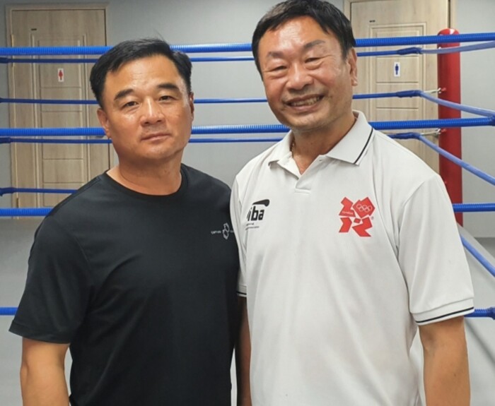 이동포 관장과 김창석 대한복싱협회 부심판장(우측).