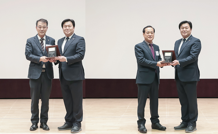 임병택 시장이 조성기 오성스프링 대표(사진 왼쪽)와 이색용 ㈜보원화스너 대표에게 최고경영인 상을 수상하고 있다. (사진=시흥시)