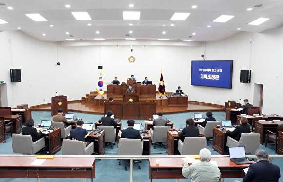  하남시 의회에서 시의원들이 15일  제327회 임시회 시정 주요업무계획보고를 청취하고 있다.   사진=하남시 의회