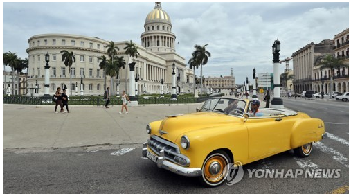 쿠바 아바나 도로 위의 클래식 자동차 [EPA 연합뉴스 자료사진. ] = 한국과 쿠바가 전격적으로 외교 관계를 맺었지만, 관광 목적의 쿠바 방문이나 체류는 신중하게 결정해야 할 것으로 보인다.  쿠바를 방문한 뒤 비자 없이 미국에 입국하는 것이 거부될 수도 있기 때문이다.