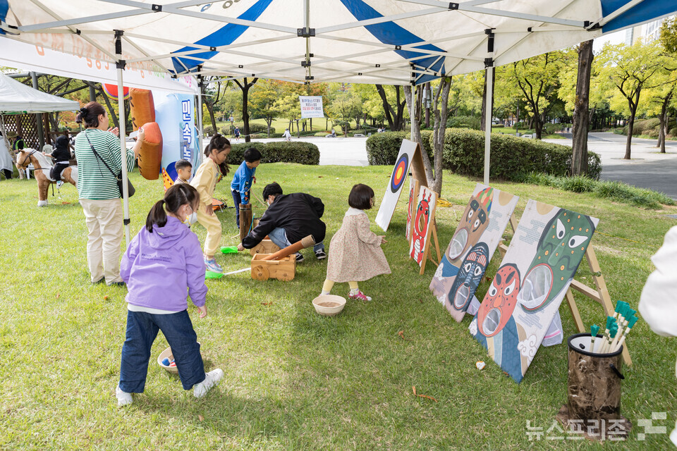지난해 10월 영등포공원에서 개최된 제10회 유아숨 가족축에 참가한 가족들 모습. (사진=영등포구청 제공)