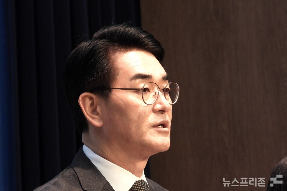 박용진 더불어민주당 의원이 20일 서울 여의도 국회 소통관에서 긴급 기자회견을 하고 있다. (사진=김정현 기자)