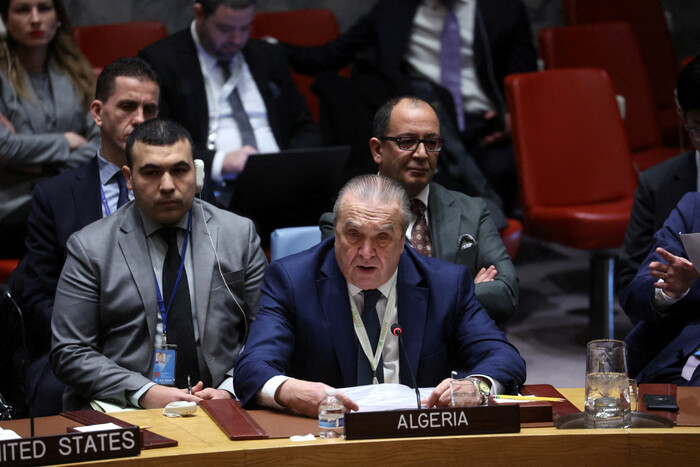20일(현지시간) 열린 유엔안전보장이사회에서 이스라엘-하마스 휴전 결의안을 제안한 아마르 벤자마 알제리 대사가 발언하고 있다.(사진=로이터, 연합뉴스)