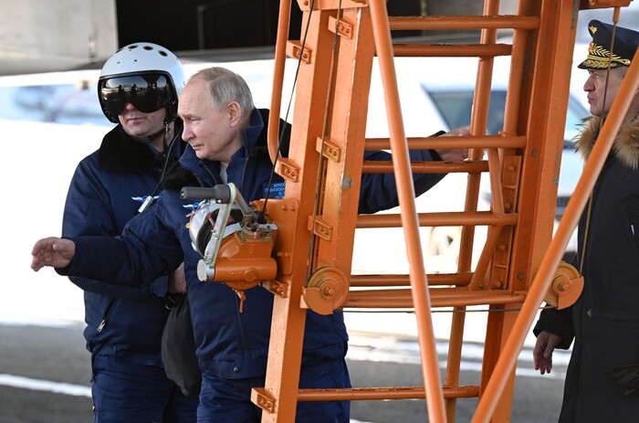 22일(현지시간) 블라디미르 푸틴 러시아 대통령이 러시아 타타르스탄공화국 카잔의 항공 공장 활주로에서 초음속 장거리 전략폭격기 투폴레프(Tu)-160M을 탑승하고 있다. [크렘린 풀]
