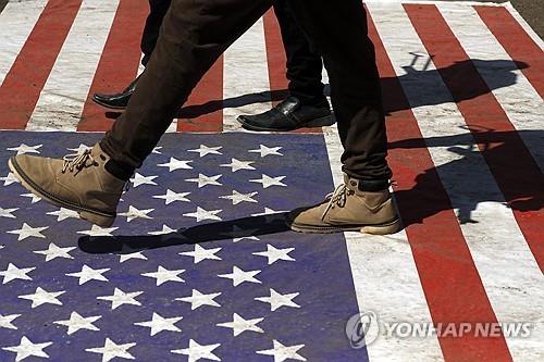 미국 국기 밟는 후티 반군 대원들