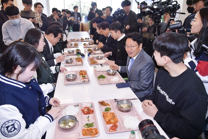 강지정시장이 전남대학생들과 천 원의 아침밥을 먹고 있다(사진=광주광역시)