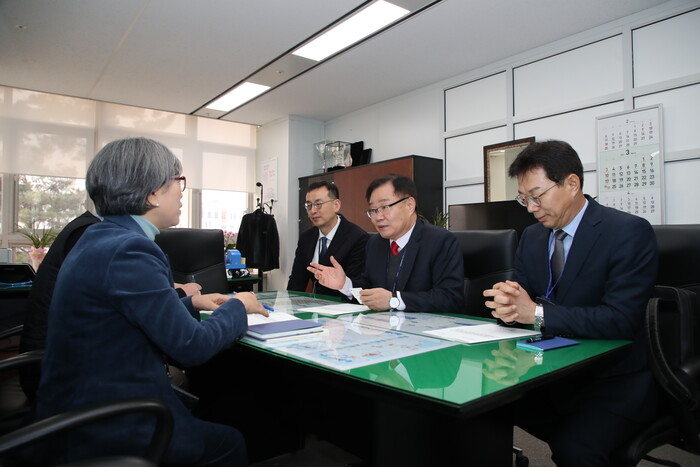 홍남표 창원특례시장이 박학희 산업통상자원부 경제자유구역기획단 혁신지원팀장(과장)과 의견을 교환하고 있다.(사진=창원시)