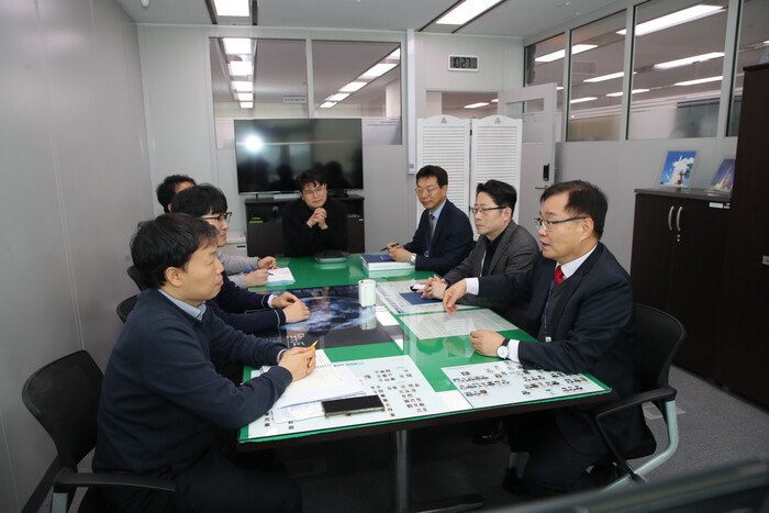 홍남표 창원특례시장이 신재식 과학기술정보통신부 거대공공연구정책관과 의견을 교환하고 있다.(사진=창원시) 