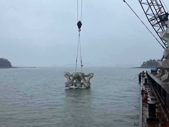 전남 신안군이 연안 해역 어족자원 보호를 위해 인공어초 시설을 해역에 투하하고 있다.(사진=신안군)