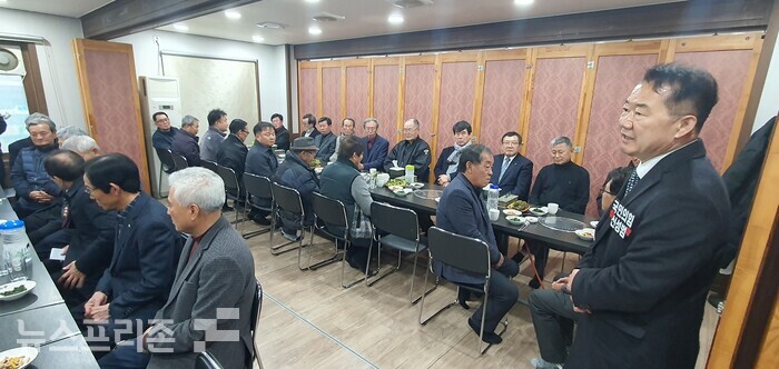 신성범 후보가 거창지역 24개 문중대표단체인 거창24문중회에 참석 인사말을 하고 있다.(사진=이태헌 기자)