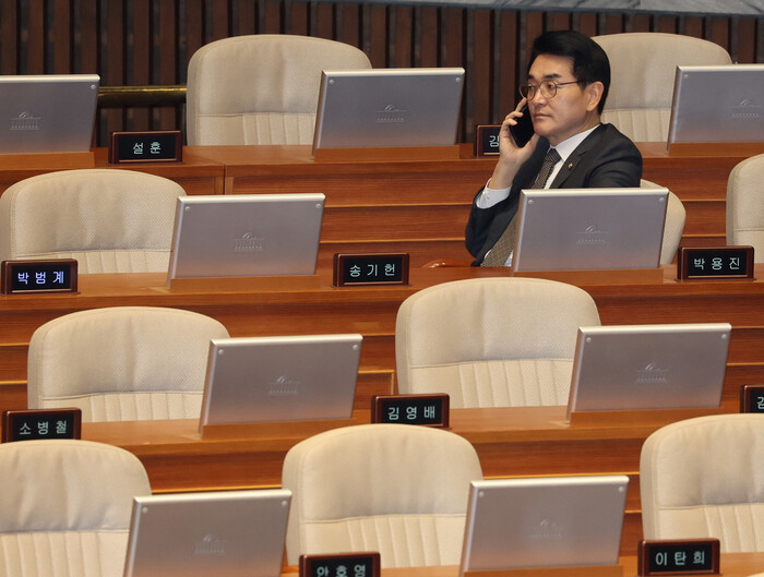 사진: 더불어민주당 박용진 의원이 20일 국회 본회의장에서 통화하고 있다.민주당은 박 의원에게 의정활동 평가 하위 10% 포함을 통보했다