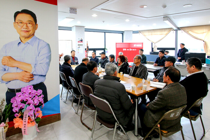 산청 함양 거창 합천 4개시군 지부장 및 양봉농가 간담회 참석.(사진=신성범후보사무실)