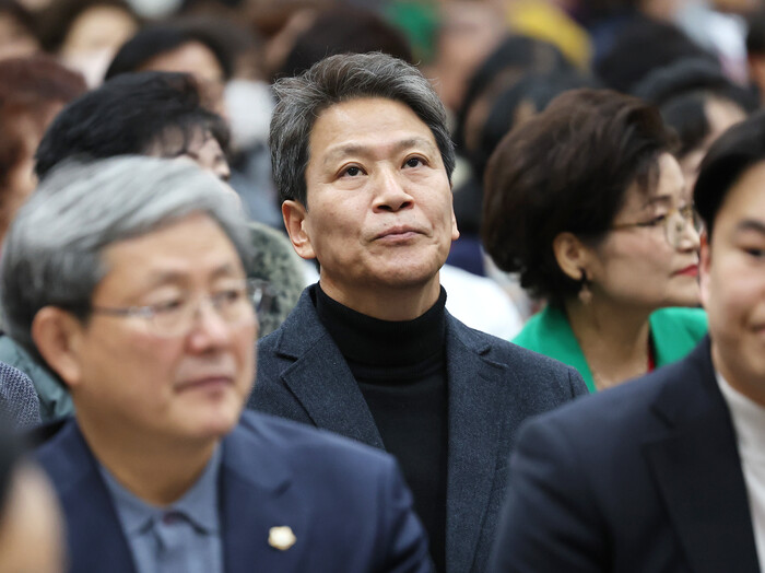 지난 7일 서울 성동구청에서 열린 새마을회장 이취임식에 참석한 임종석 전 대통령 비서실장(가운데, 사진=연합뉴스)