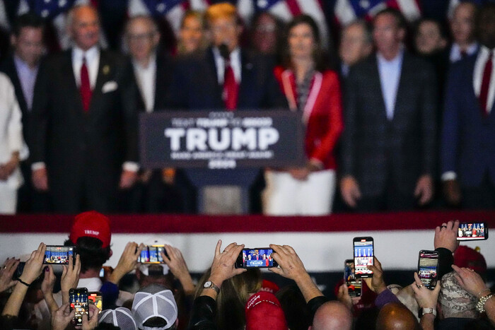 사진: 지난 24일(현지시간) 미국 사우스캐롤라이나주 컬럼비아에서 미국 공화당 프라이머리 저녁 파티에서 도널드 트럼프 전 대통령이 연설하는 것을 지지자들이 휴대전화로 촬영하고 있다.