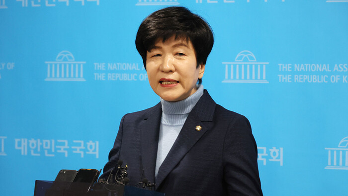 더불어민주당 탈당 선언 뒤 취재진 질문에 답하는 김영주 의원