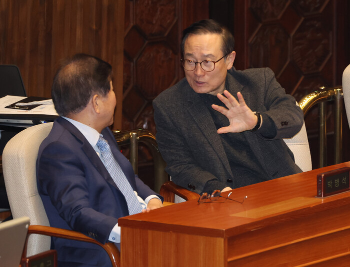 더불어민주당 홍영표 의원이 지난 22일 국회 본회의 대정부질문에서 박병석 의원과 대화하고 있다