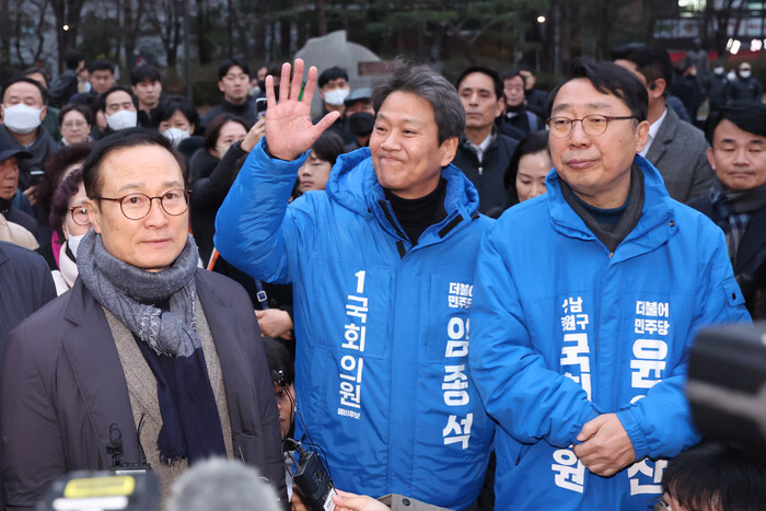 28일 오후 서울 성동구 왕십리역 광장에서 임종석 전 대통령 비서실장(가운데)이 지지자들에게인사하고 있다. 왼쪽은 홍영표 의원, 오른쪽은 윤영찬 의원(사진=연합뉴스)