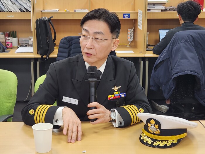 사진: 이국종 신임 국군대전병원장이 지난해 12월 27일 서울 용산구 국방부 기자실을 찾아 기자들의 질문에 답하고 있다.