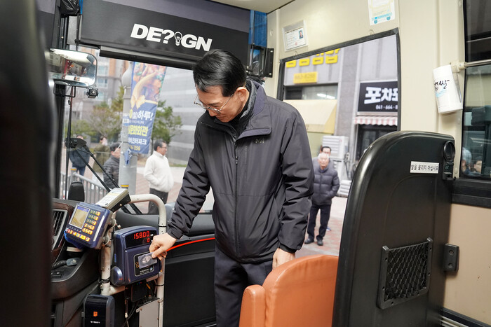 이완섭 서산시장이 5일 첫 운행을 개시한 성연발 서울행 시외버스에  올라 탑승자의  불편사항을 직접 점검하고 있다.(사진=서산시청)