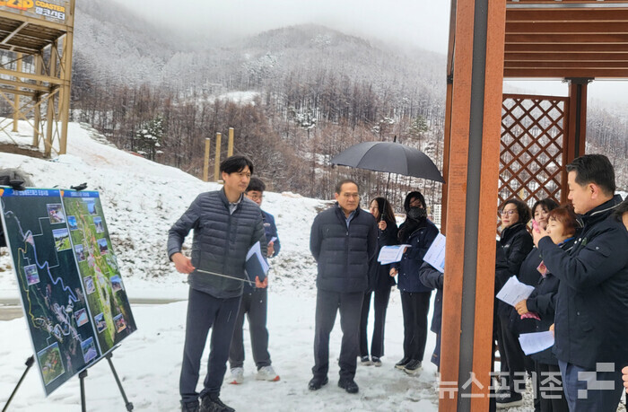 이홍희의장 등 거창군의회 의원들은 5일 산림레포츠파크 조성 현장 방문을 실시했다.(사진=이태헌 기자)