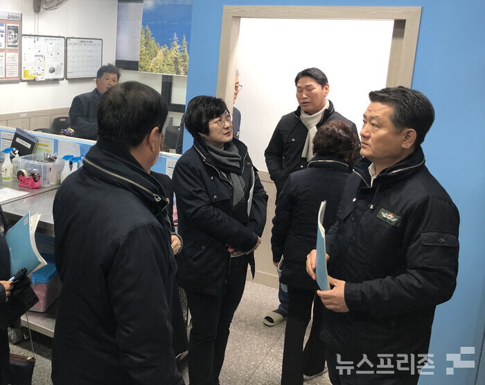 이홍희 의장 등 거창군의회 의원들의 에코워싱 현장 방문 모습.(사진=이태헌 기자)