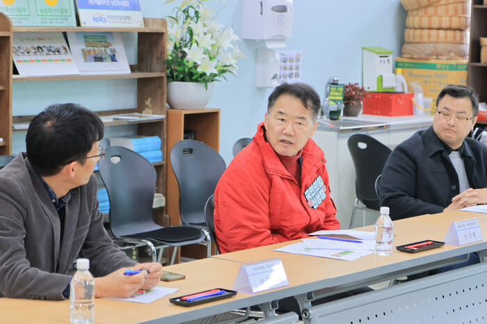 거창일반산업단지 입주기업 대표자들과 간담회를 갖고 있는 신성범 후보.(사진=신성범후보사무소)