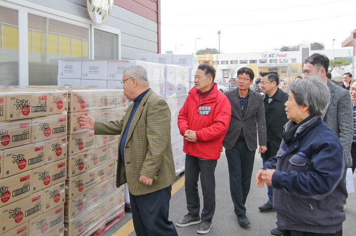 거창산업단지 기업체를 현장 방문하고 있는 신성범 후보.(사진=신성범후보사무소)