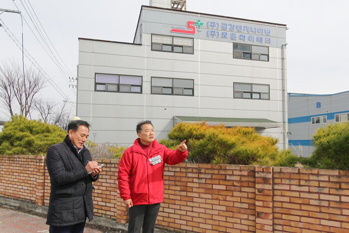 거창산업단지 현안문제에 대해 현장 답사하고 있는 신성범 후보.(사진=신성범후보 사무소)