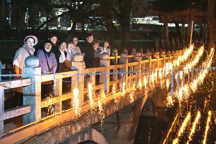 일본인 관광객들이 함안 무진정을 방문, 소규모 낙화놀이를 감상하고 있다.(사진=함안군)