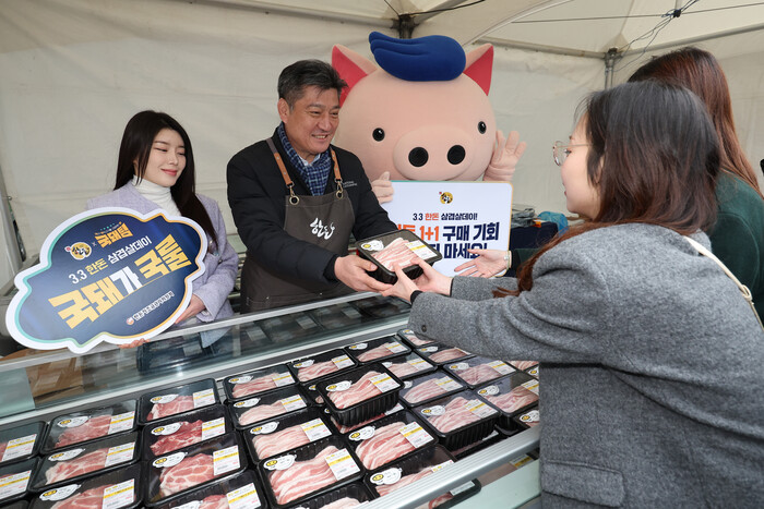 사진: 한돈자조금 삼겹살데이 특판 행사= 지난 2월 29일 오전 서울 청계광장 인근에서 한돈자조금관리위원회가 삼겹살데이를 맞아 한돈 할인 판매 행사를 하고 있다.