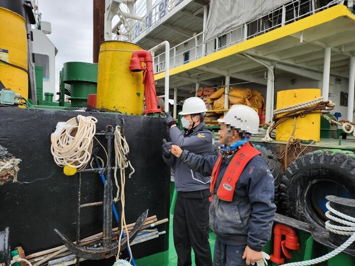 목포해경이 해상공사에 동원되는 선박을 대상으로 시설 점검을 실시한다.(사진=목포해경)