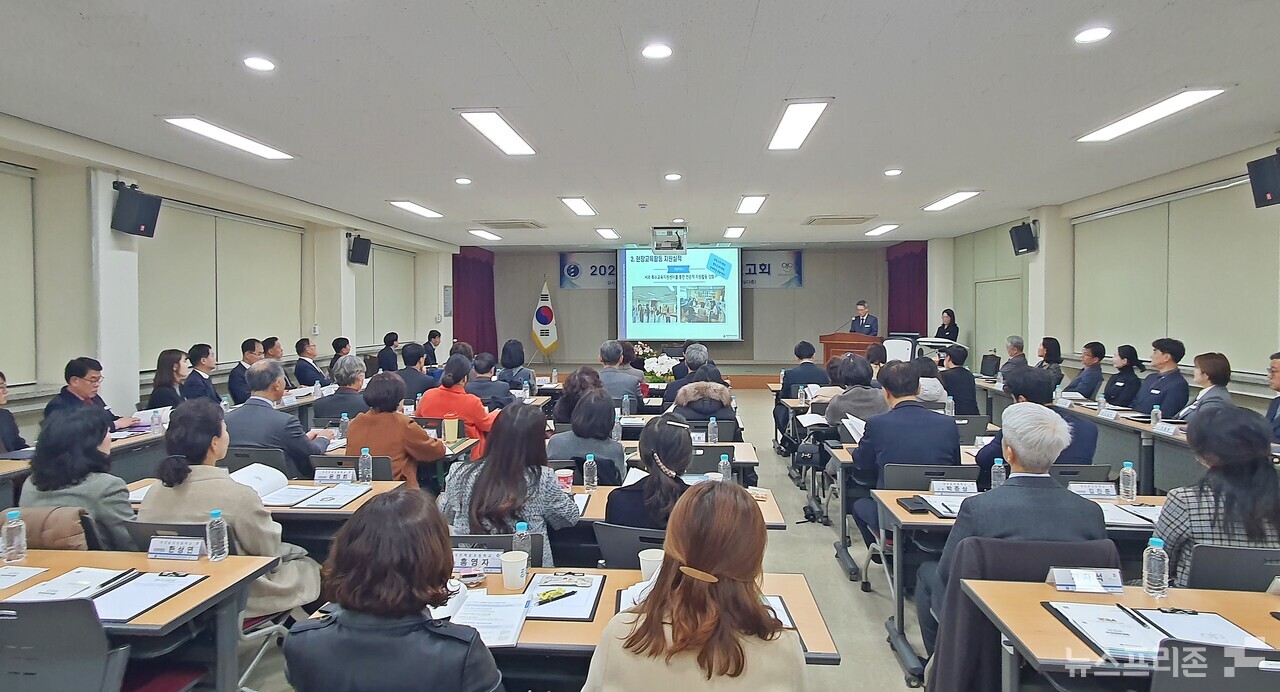 박세권 대전서부교육지원청 교육장이 지난 1월 9일 오후 서부교육지원청 대회의실에서 '2024년 주요업무계획'을 보고하고 있다.(사진=이현식 기자)