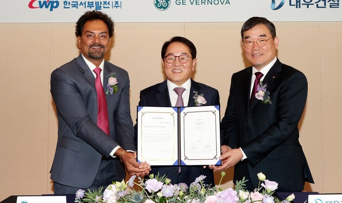 (왼쪽부터) GE 아시아 Mr. Venkat Kannan 사장, 한국서부발전 박형덕 사장, 대우건설 김보현 부사장이 계약 체결 기념사진을 촬영하고 있다. (사진=대우건설)