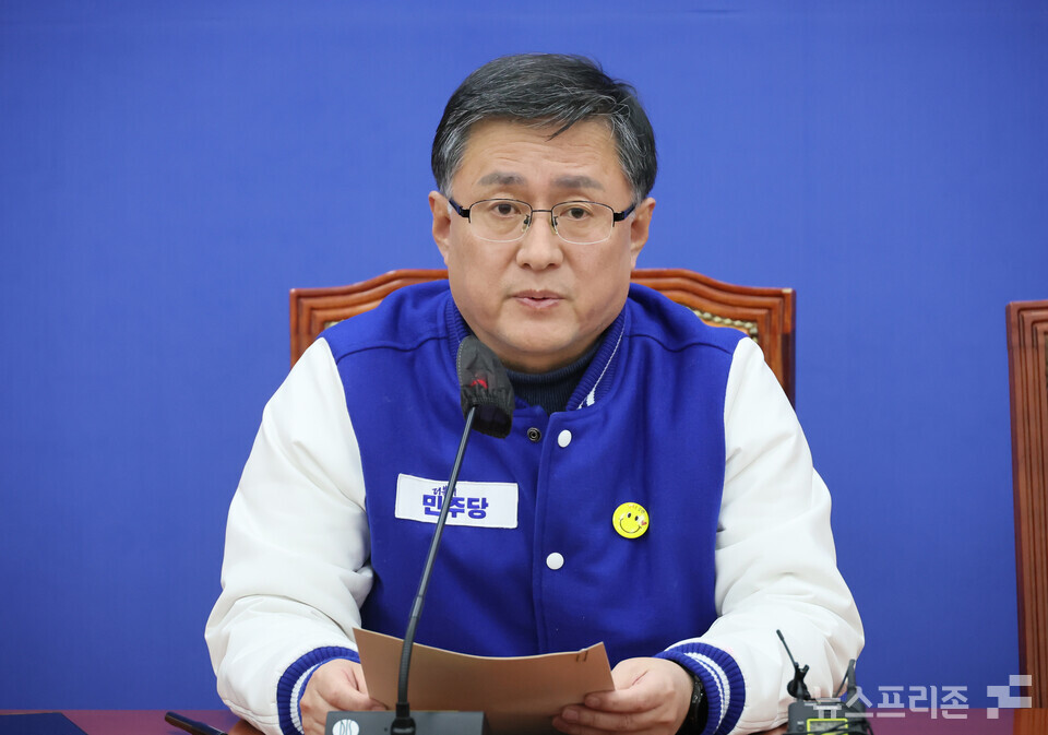 김성환 더불어민주당 전략공관위원이 12일 국회에서 더불어민주당 비례후보 추천 선발 결과를 브리핑하고 있다. (사진=연합뉴스)