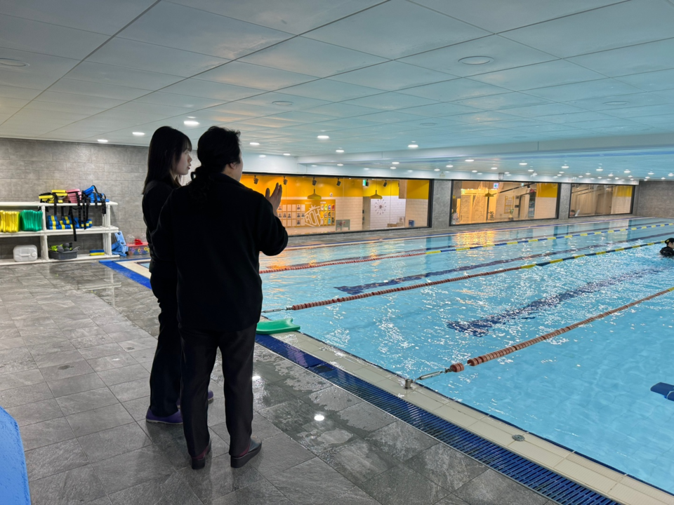 대전서부교육지원청이 2024년 초등 생존수영 교육이 이뤄지는 관내 수영장에 대해 학교지원센터에서 시설 및 안전과 관련해 사전점검을 실시한다.(사진=대전서부교육지원청)