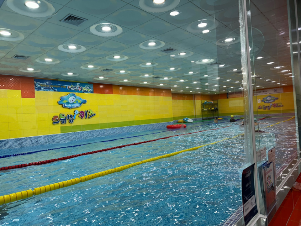 대전서부교육지원청이 2024년 초등 생존수영 교육이 이뤄지는 관내 수영장에 대해 학교지원센터에서 시설 및 안전과 관련해 사전점검을 실시한다.(사진=대전서부교육지원청)