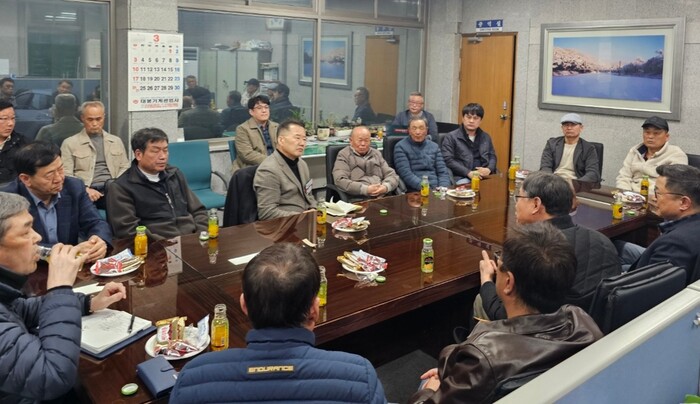 신성범 후보가 거창석재조합을 찾아 간담회를 갖고 있다.(사진=신성범 후보 SNS캡처)