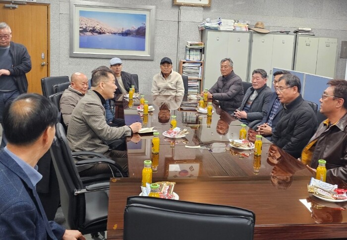 신성범 후보가 거창석재조합을 찾아 간담회를 갖고 있다.(사진=신성범 후보 SNS캡처)